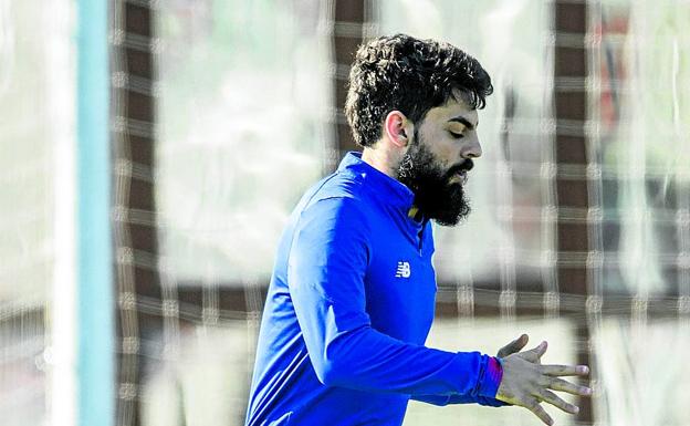 Asier Villalibre realiza un salto en un entrenamiento de esta semana.