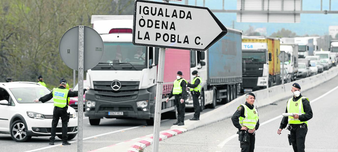 Agentes de los Mossos controlan el confinamiento de la localidad catalana de Igualada. 