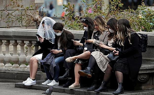 Un grupo de mujeres con mascarilla en Barcelona 