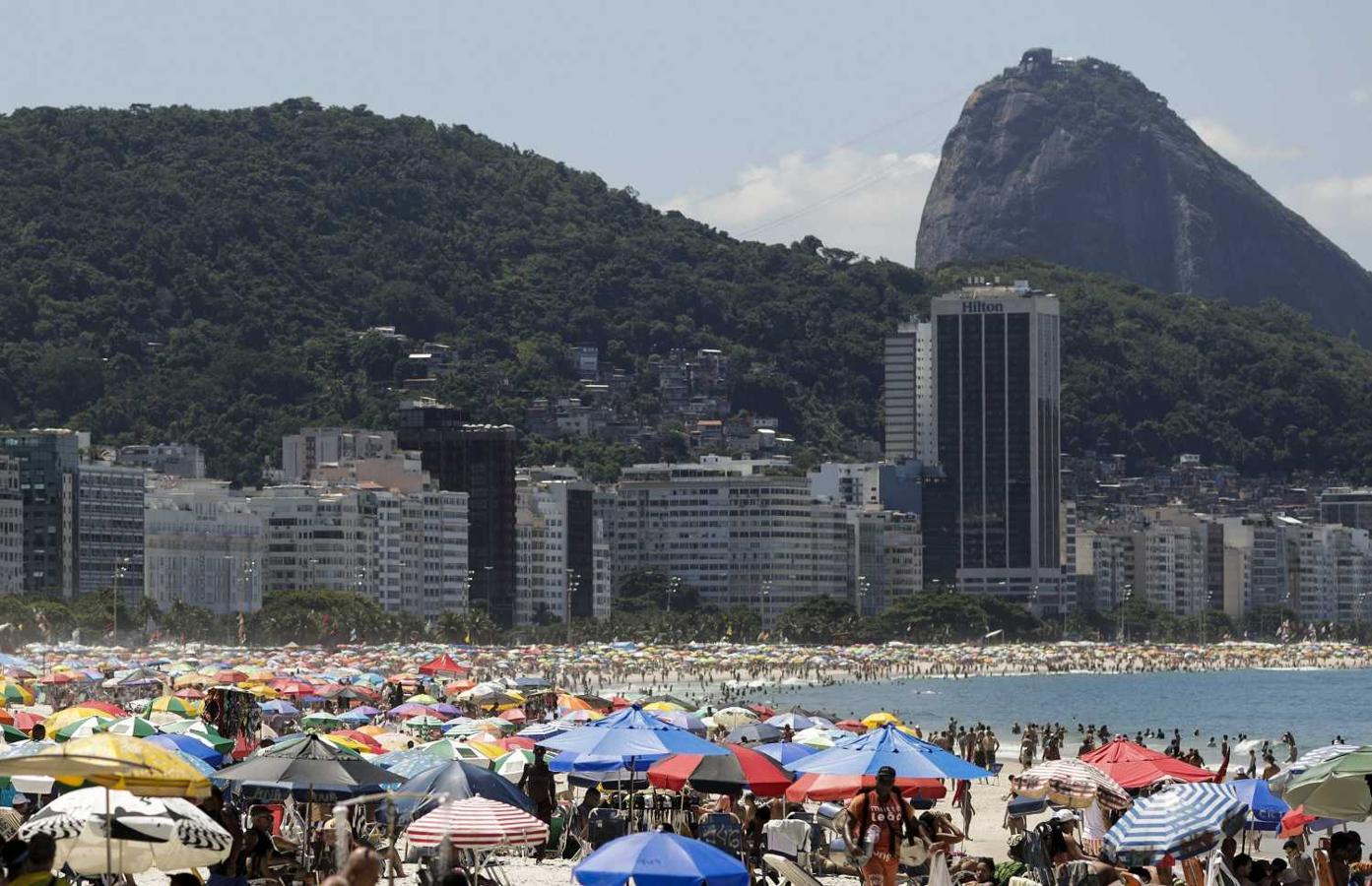 Miles de personas se reúnen en la playa de Copacabana, a pesar del coronavirus, en Río de Janeiro, Brasil