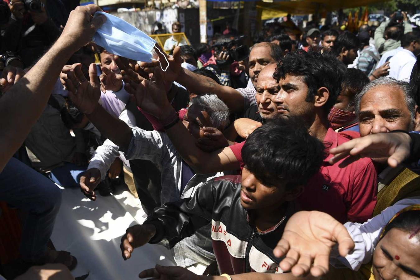 Personas intentan conseguir mascarillas ante la preocupación por la propagación del coronavirus en Nueva Delhi 