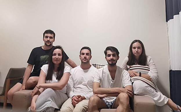 Ander, en el centro, y Henar, a su derecha, junto a Carlos, Alberto e Izakun, en Filipinas. 