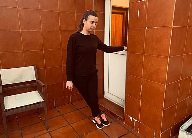 Una modelo realiza el estiramiento del cuadrado lumbar y dorsal ancho.