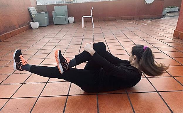 Una modelo realiza un estiramiento de glúteo.