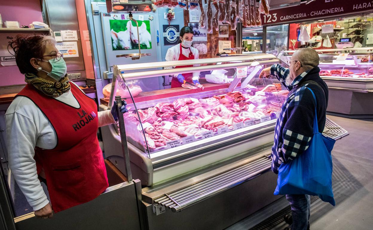 Mari Ángeles atiende su puesto, en el que las ventas se dispararon el fin de semana.