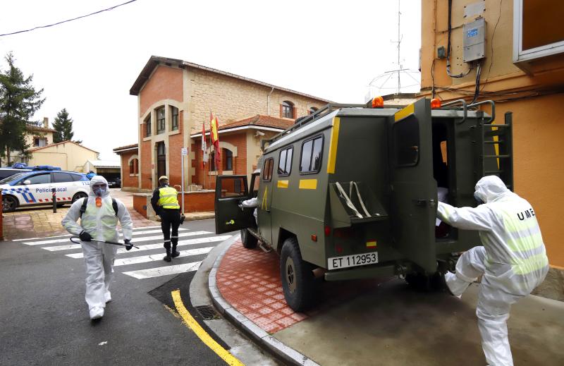 Fotos: La UME desinfecta el centro médico y varias calles de Miranda
