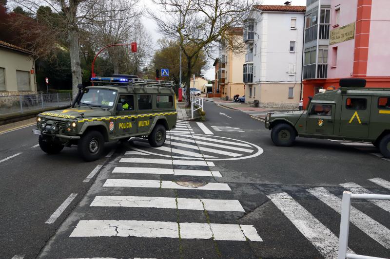 Fotos: La UME desinfecta el centro médico y varias calles de Miranda