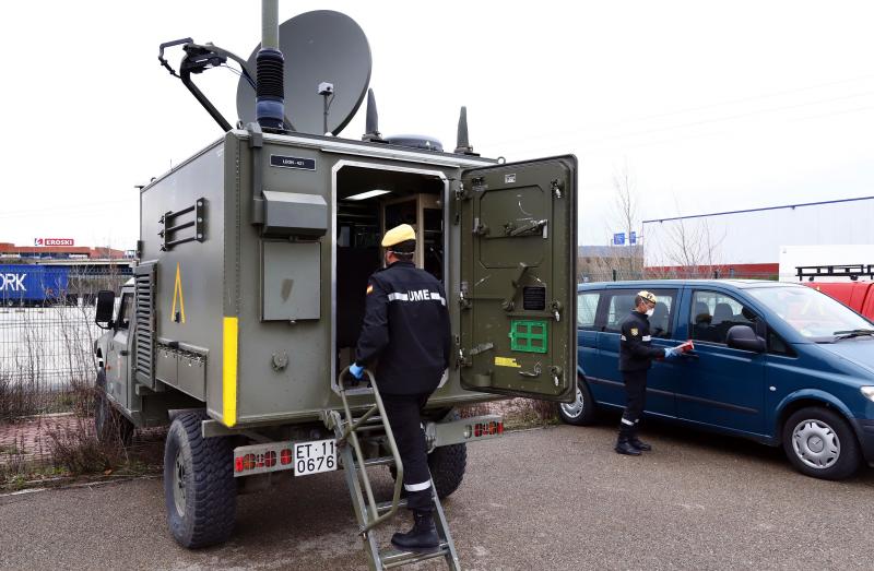 Fotos: La UME desinfecta el centro médico y varias calles de Miranda