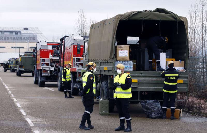 Fotos: La UME desinfecta el centro médico y varias calles de Miranda
