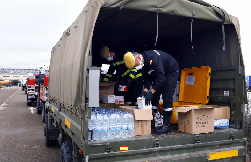 Fotos: La UME desinfecta el centro médico y varias calles de Miranda
