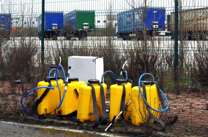 Fotos: La UME desinfecta el centro médico y varias calles de Miranda