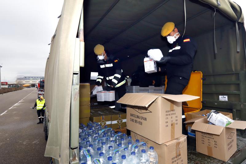 Fotos: La UME desinfecta el centro médico y varias calles de Miranda