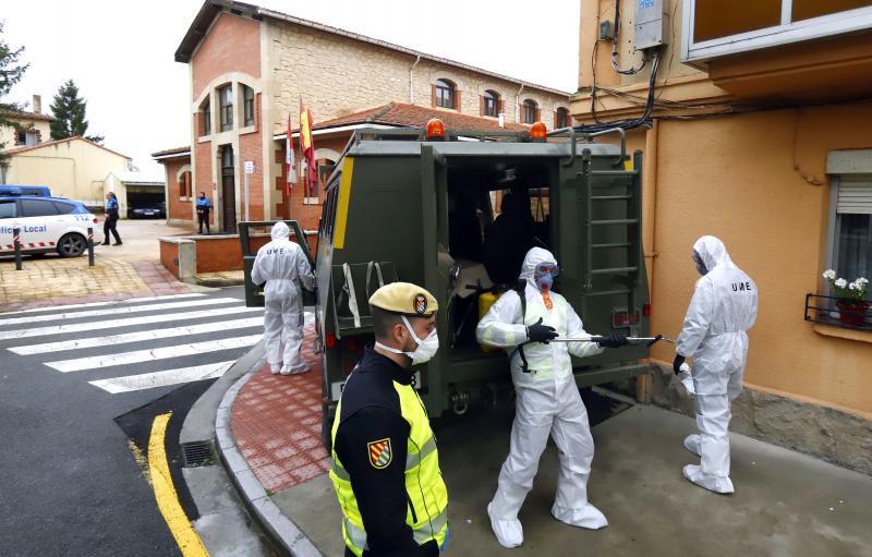 Fotos: La UME desinfecta el centro médico y varias calles de Miranda