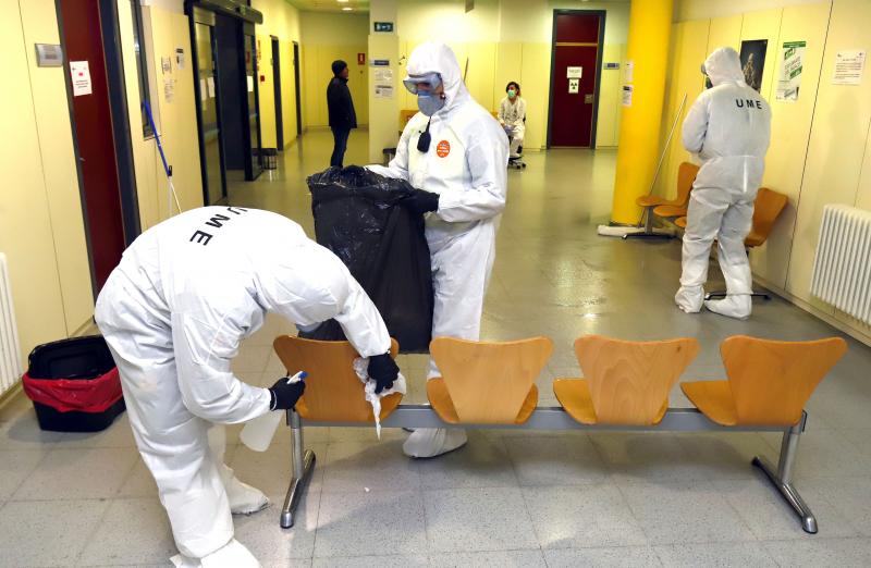 Fotos: La UME desinfecta el centro médico y varias calles de Miranda