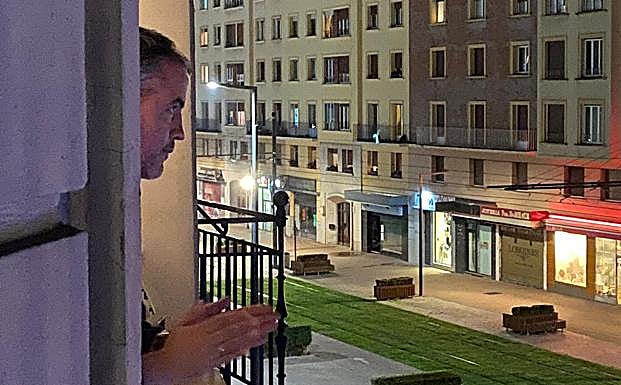 Los vecinos de Vitoria han vuelto a aplaudir desde ventanas y balcones.