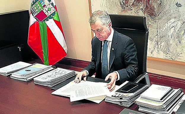El lehendakari Urkullu firmó ayer el decreto que anula los comicios tras deliberar con su Gobierno y recibir el plácet de la Junta Electoral.