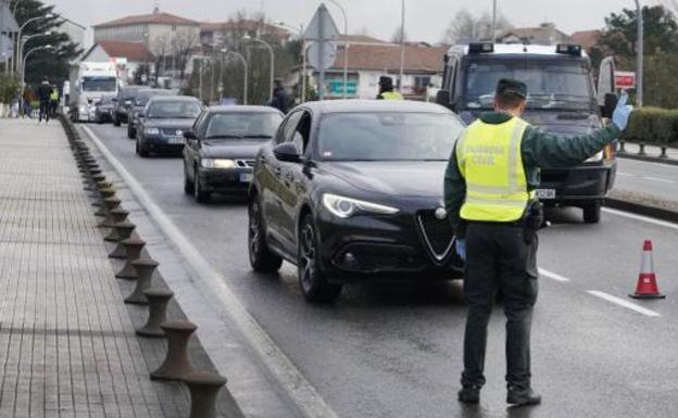 Obligatorio enseñar la documentación y un justificante para cruzar la frontera