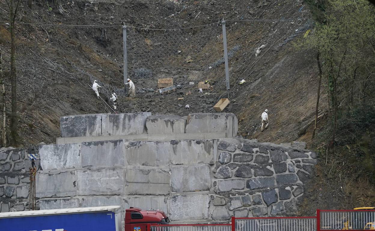 La Diputación ha construido un muro y una malla antialudes sobre la autopista y bajo el vertedero. I