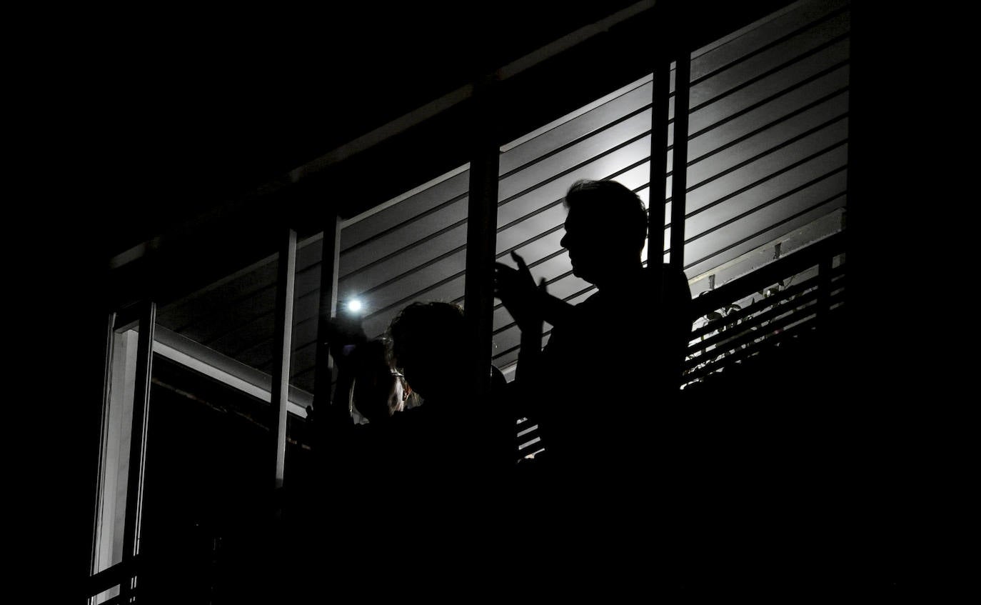 Los aplausos han sido generalizados por todas las zonas de Vitoria. En este reportaje fotográfico, recorremos Zabalgana, Judimendi, Txagorritxu y la zona de Santiago.