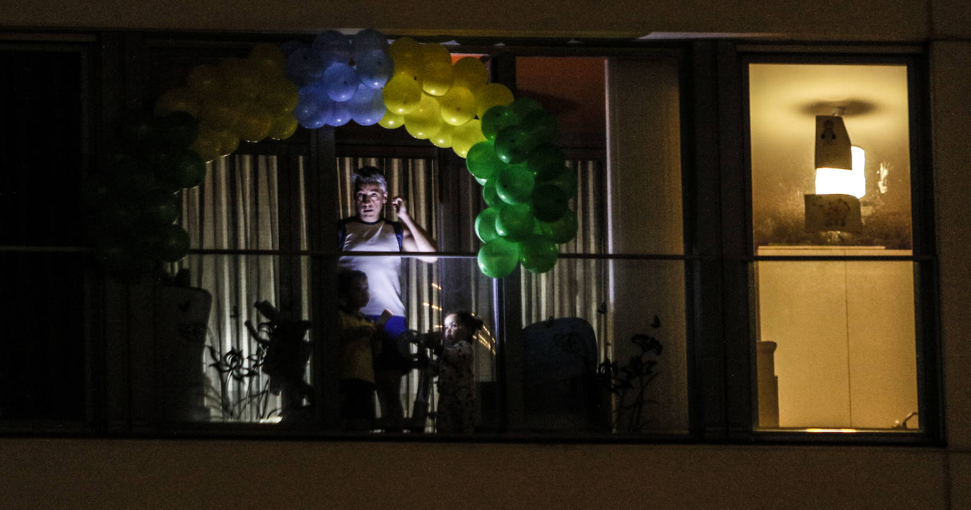 Los aplausos han sido generalizados por todas las zonas de Vitoria. En este reportaje fotográfico, recorremos Zabalgana, Judimendi, Txagorritxu y Santiago.