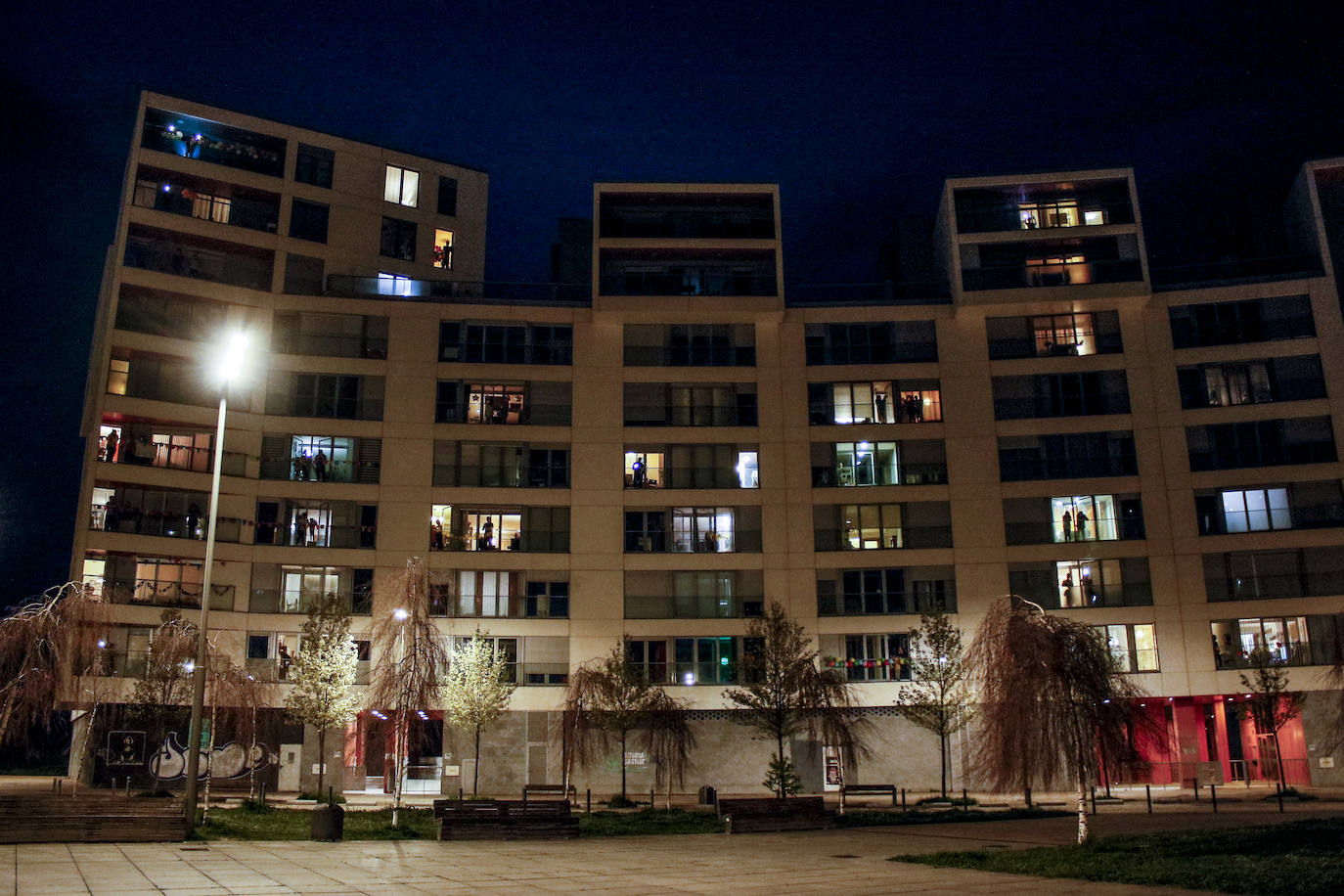 Los aplausos han sido generalizados por todas las zonas de Vitoria. En este reportaje fotográfico, recorremos Zabalgana, Judimendi, Txagorritxu y Santiago.