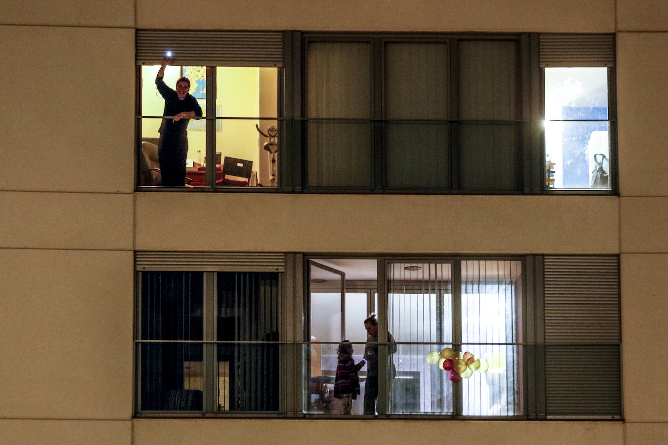 Los aplausos han sido generalizados por todas las zonas de Vitoria. En este reportaje fotográfico, recorremos Zabalgana, Judimendi, Txagorritxu y Santiago.