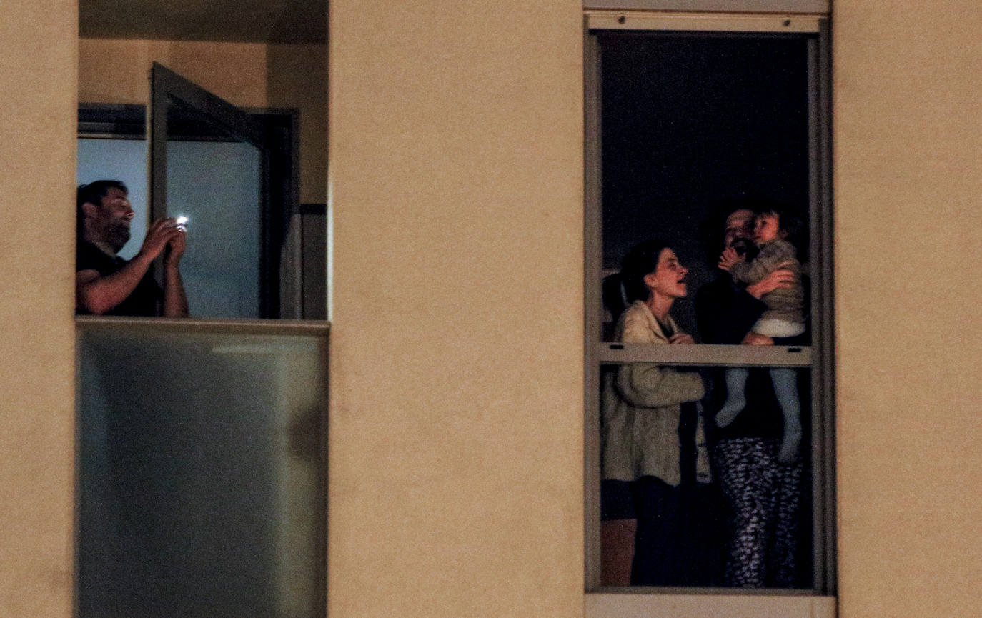 Los aplausos han sido generalizados por todas las zonas de Vitoria. En este reportaje fotográfico, recorremos Zabalgana, Judimendi, Txagorritxu y la zona de Santiago.