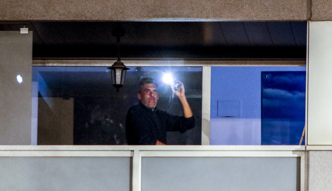 Los aplausos han sido generalizados por todas las zonas de Vitoria. En este reportaje fotográfico, recorremos Zabalgana, Judimendi, Txagorritxu y Santiago.