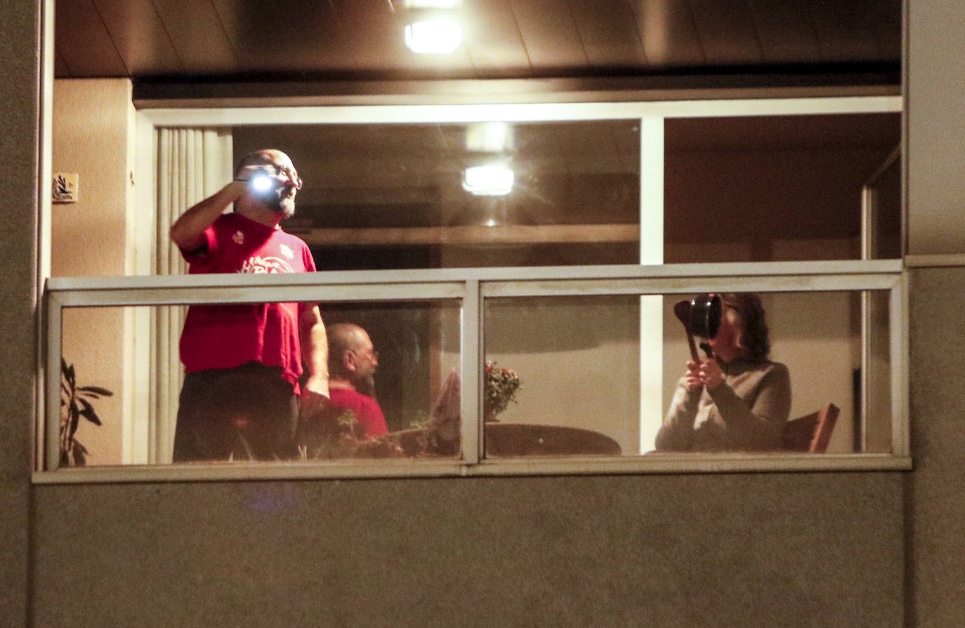 Los aplausos han sido generalizados por todas las zonas de Vitoria. En este reportaje fotográfico, recorremos Zabalgana, Judimendi, Txagorritxu y Santiago.