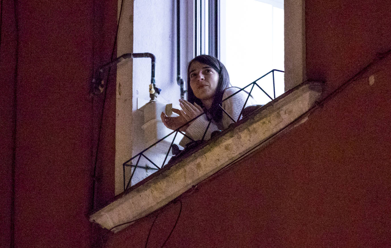 Los aplausos han sido generalizados por todas las zonas de Vitoria. En este reportaje fotográfico, recorremos Zabalgana, Judimendi, Txagorritxu y Santiago.