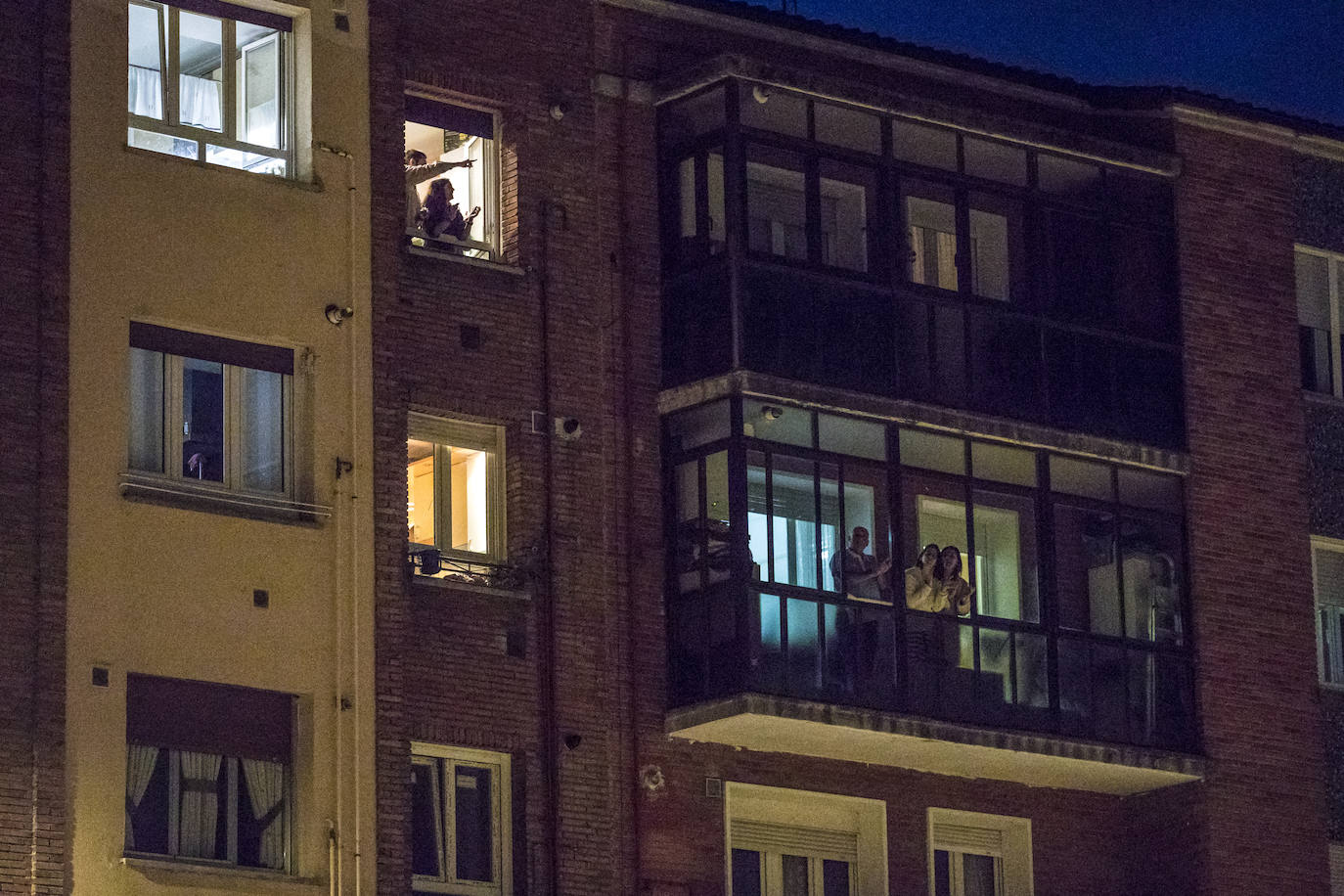 Los aplausos han sido generalizados por todas las zonas de Vitoria. En este reportaje fotográfico, recorremos Zabalgana, Judimendi, Txagorritxu y Santiago.