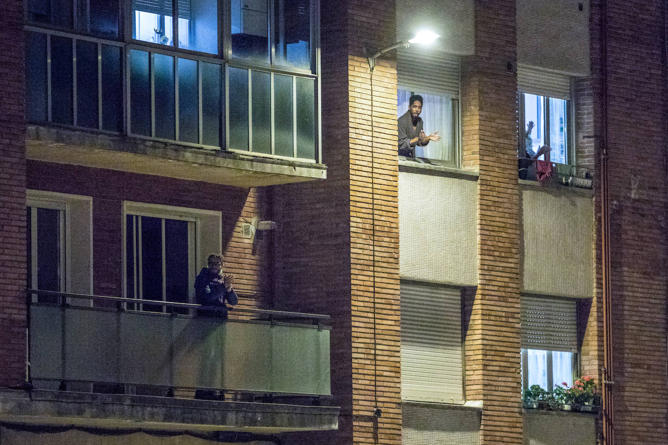 Los aplausos han sido generalizados por todas las zonas de Vitoria. En este reportaje fotográfico, recorremos Zabalgana, Judimendi, Txagorritxu y Santiago.