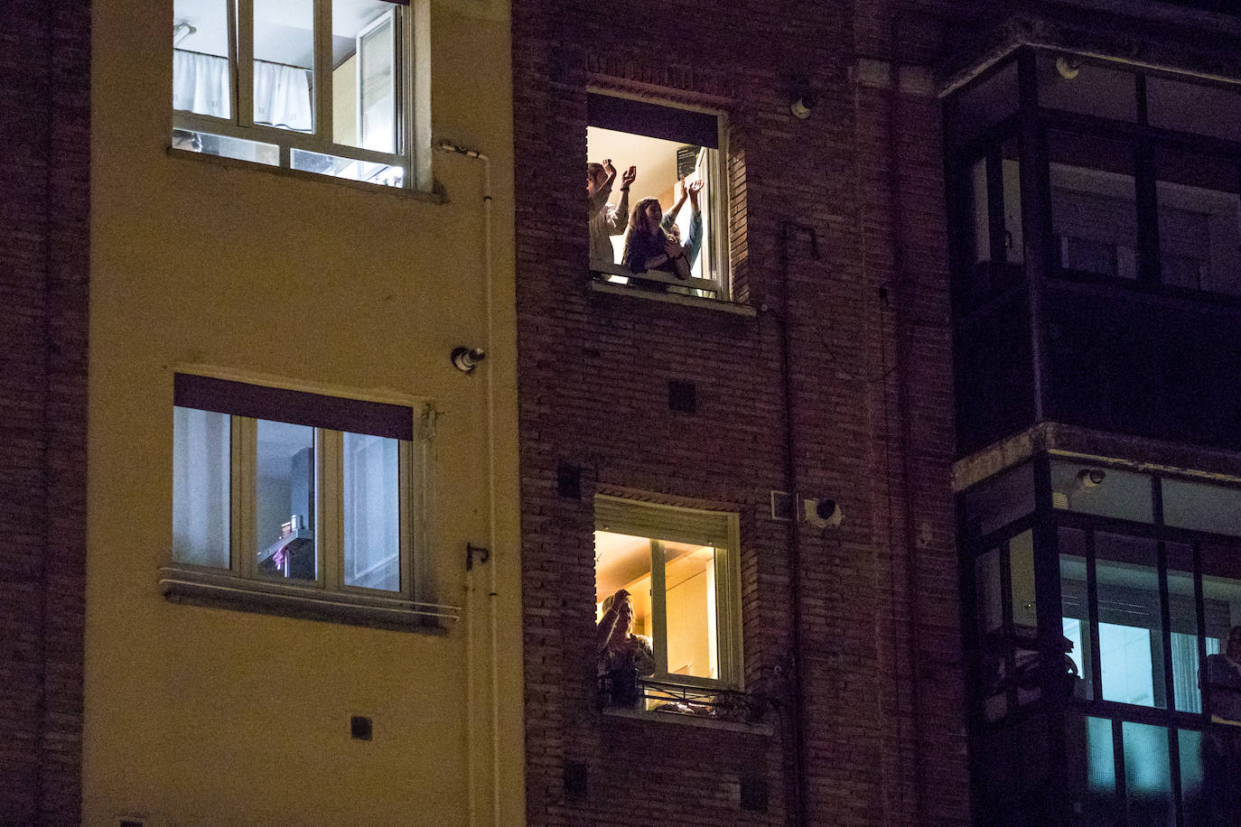 Los aplausos han sido generalizados por todas las zonas de Vitoria. En este reportaje fotográfico, recorremos Zabalgana, Judimendi, Txagorritxu y Santiago.