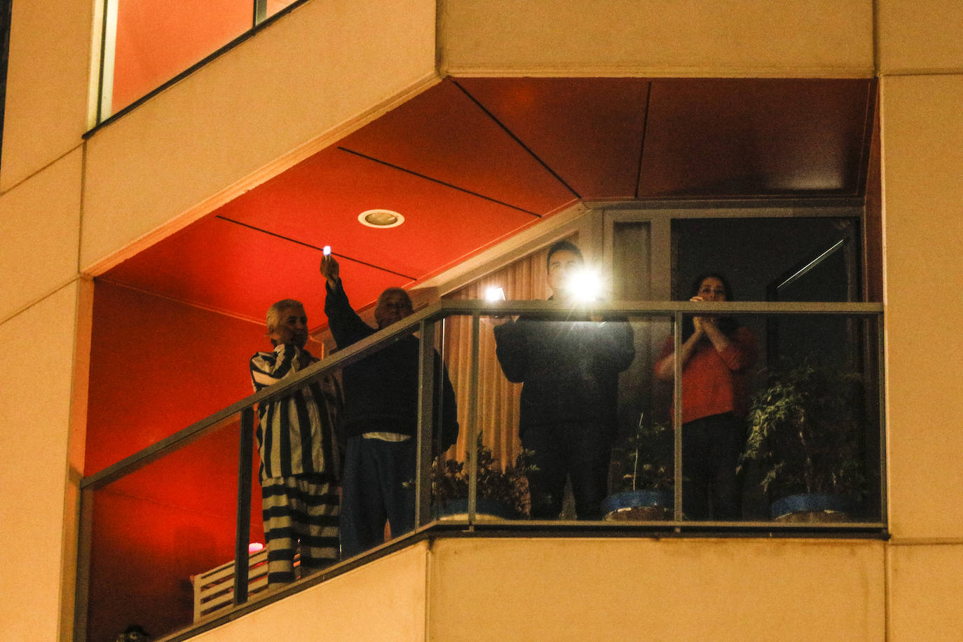 Los aplausos han sido generalizados por todas las zonas de Vitoria. En este reportaje fotográfico, recorremos Zabalgana, Judimendi, Txagorritxu y Santiago.