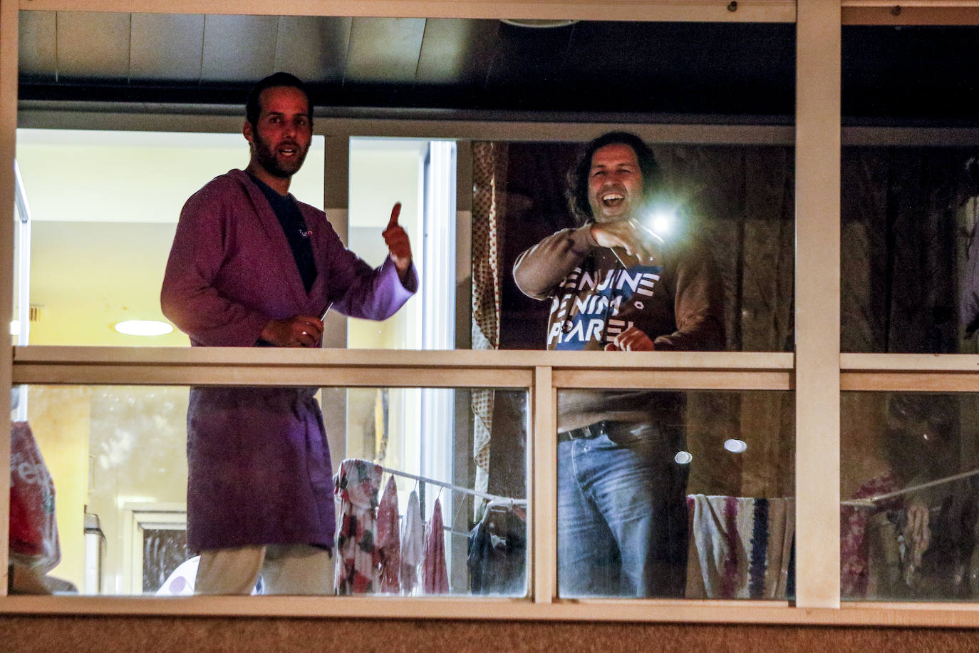 Los aplausos han sido generalizados por todas las zonas de Vitoria. En este reportaje fotográfico, recorremos Zabalgana, Judimendi, Txagorritxu y Santiago.