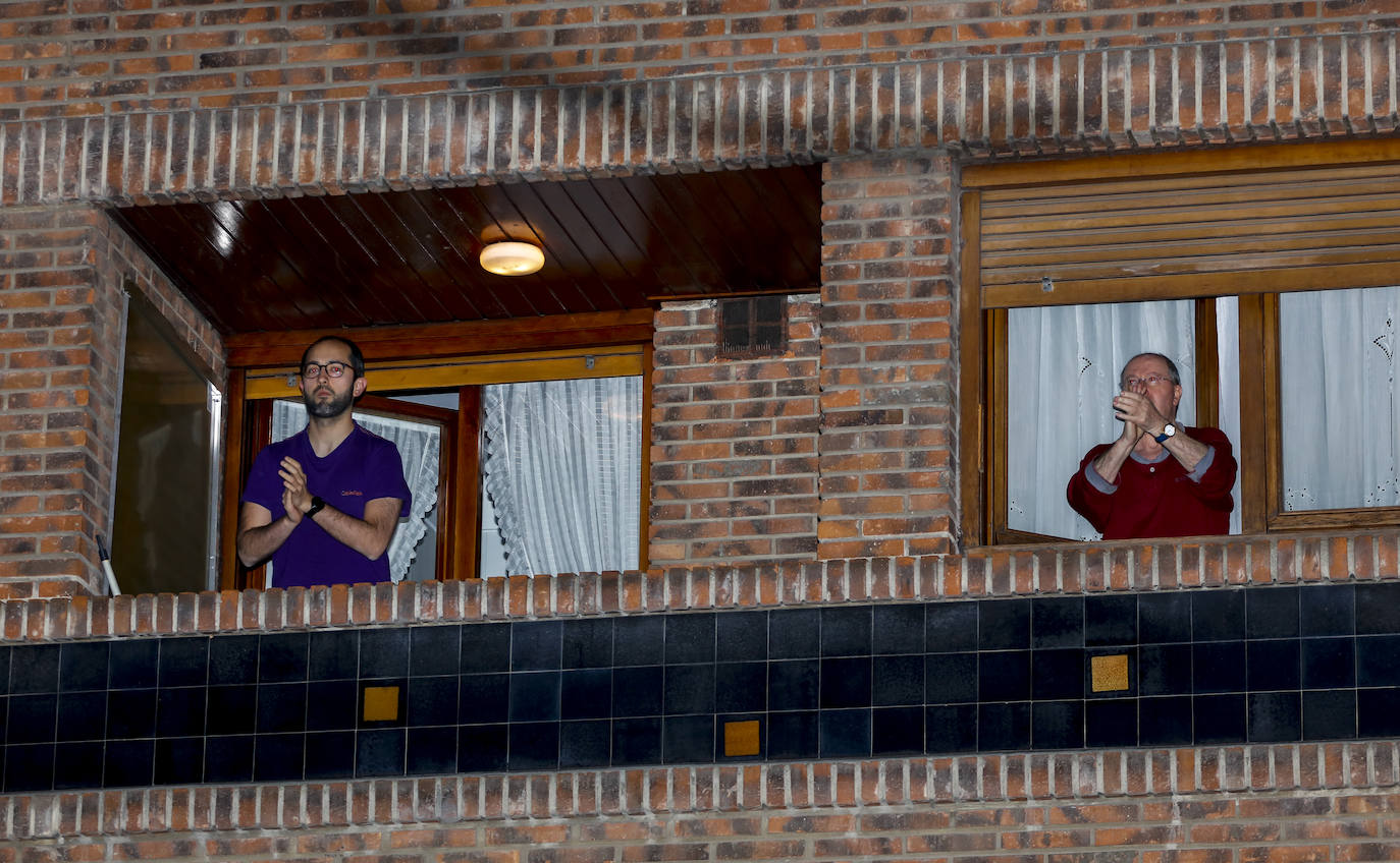 Los aplausos han sido generalizados por todas las zonas de Vitoria. En este reportaje fotográfico, recorremos Zabalgana, Judimendi, Txagorritxu y Santiago.