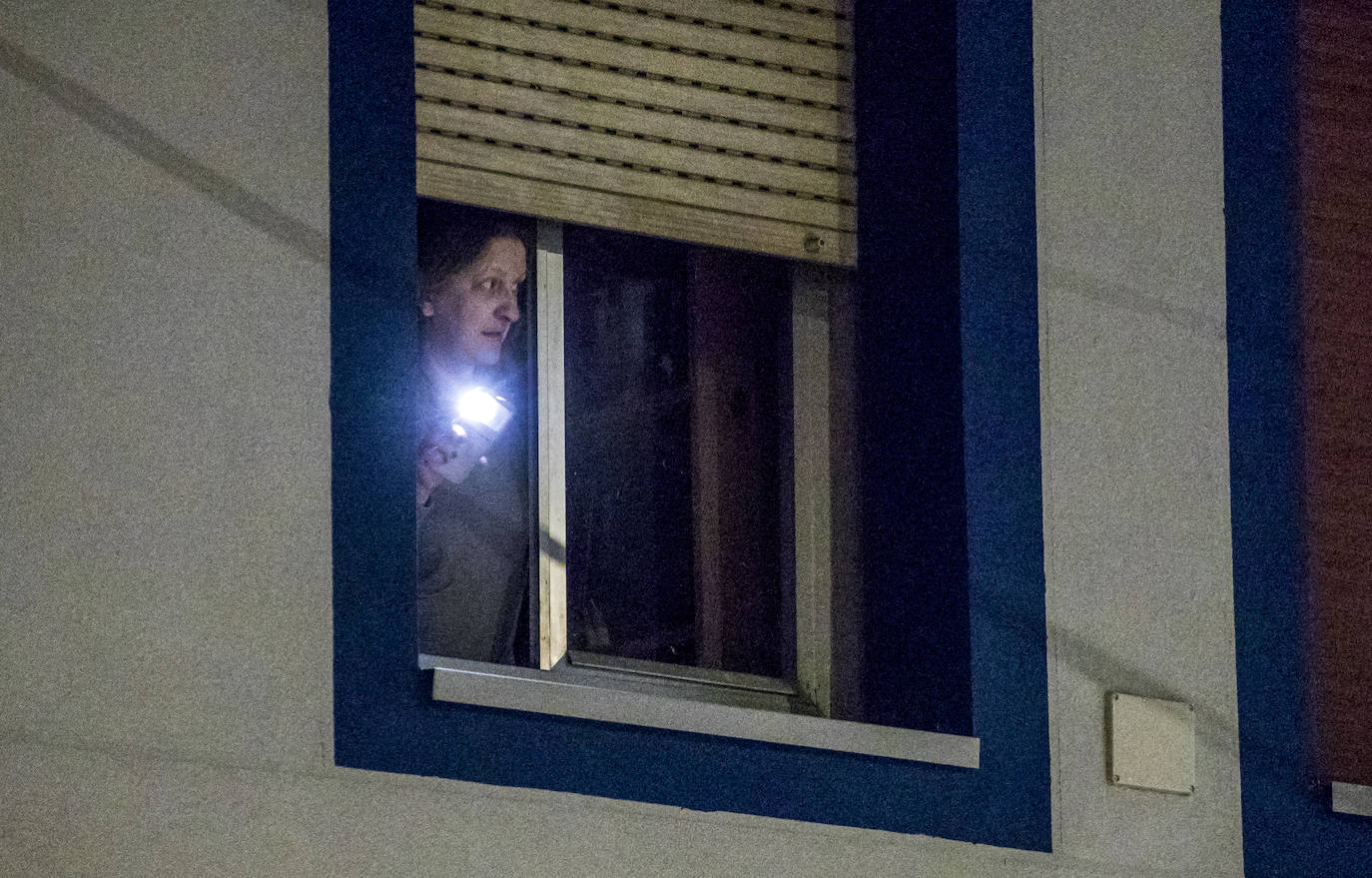 Los aplausos han sido generalizados por todas las zonas de Vitoria. En este reportaje fotográfico, recorremos Zabalgana, Judimendi, Txagorritxu y Santiago.