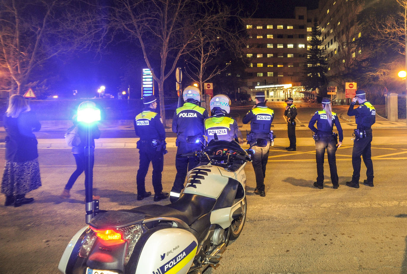 Agentes de la Policía Local han rendido homenaje a los sanitarios frente a Txagorritxu.