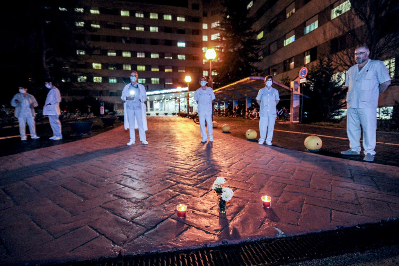 Sanitarios de Txagorritxu, durante el homenaje.