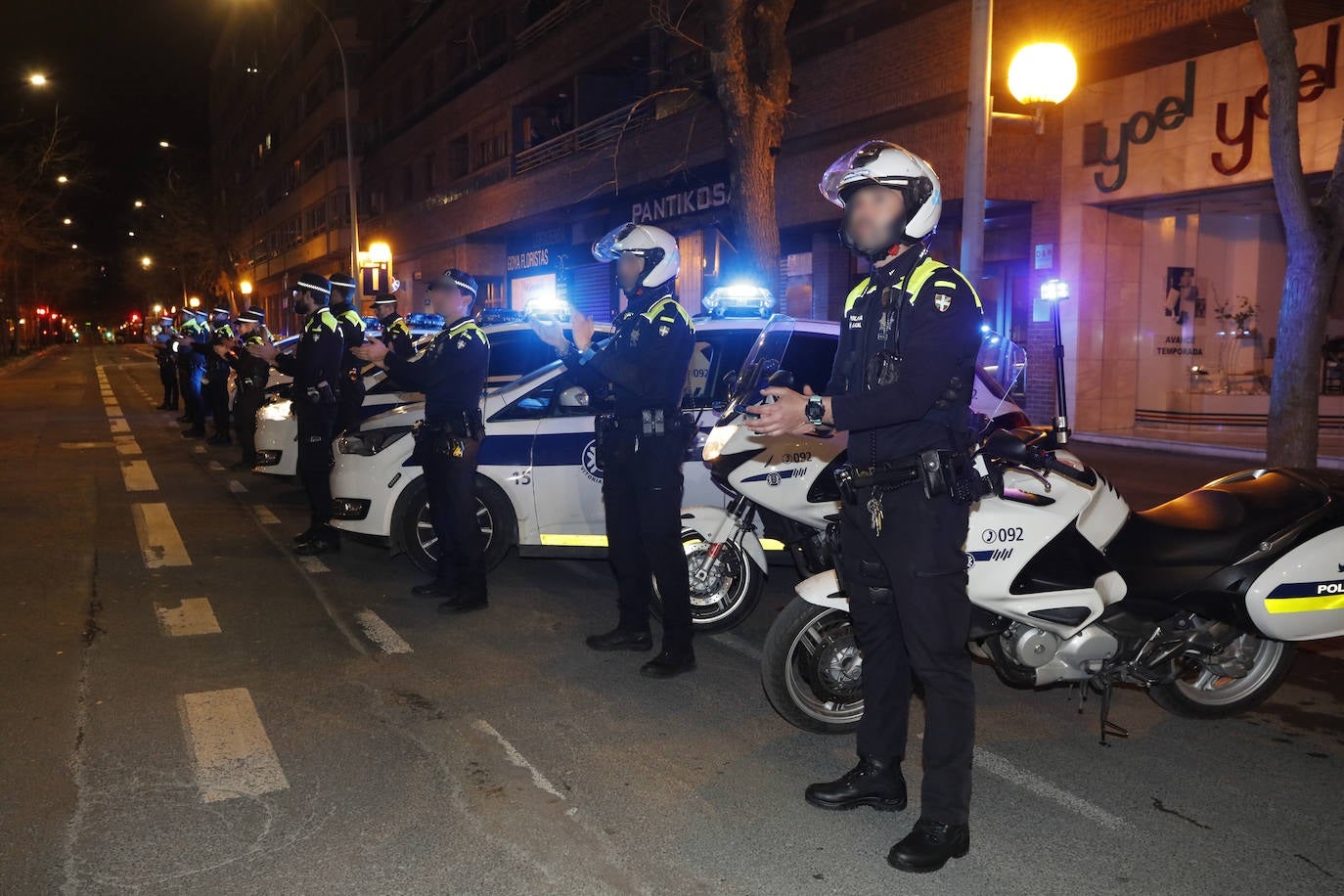 Agentes de la Policía Local han rendido homenaje a los sanitarios frente a Santiago.