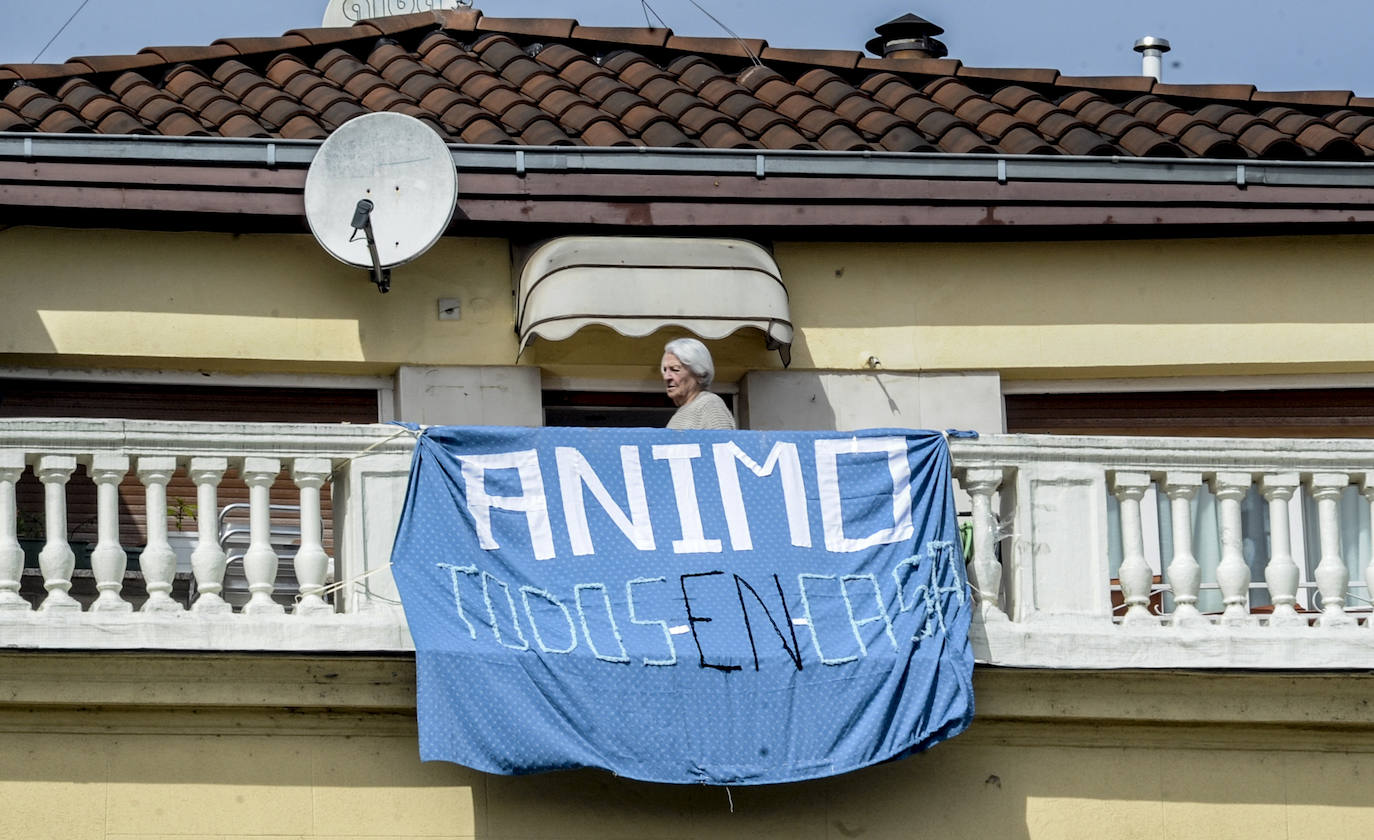 Al mensaje de ánimo se suma en esta terraza el recuerdo de que es necesario quedarse en casa.