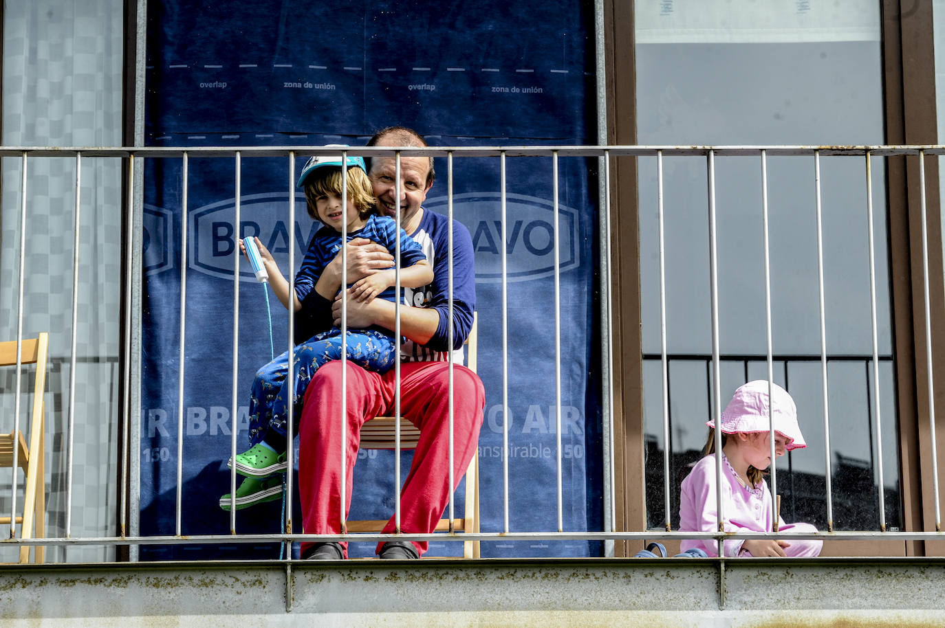 Los balcones han sido un buen lugar para escenificar la celebración del día del padre.