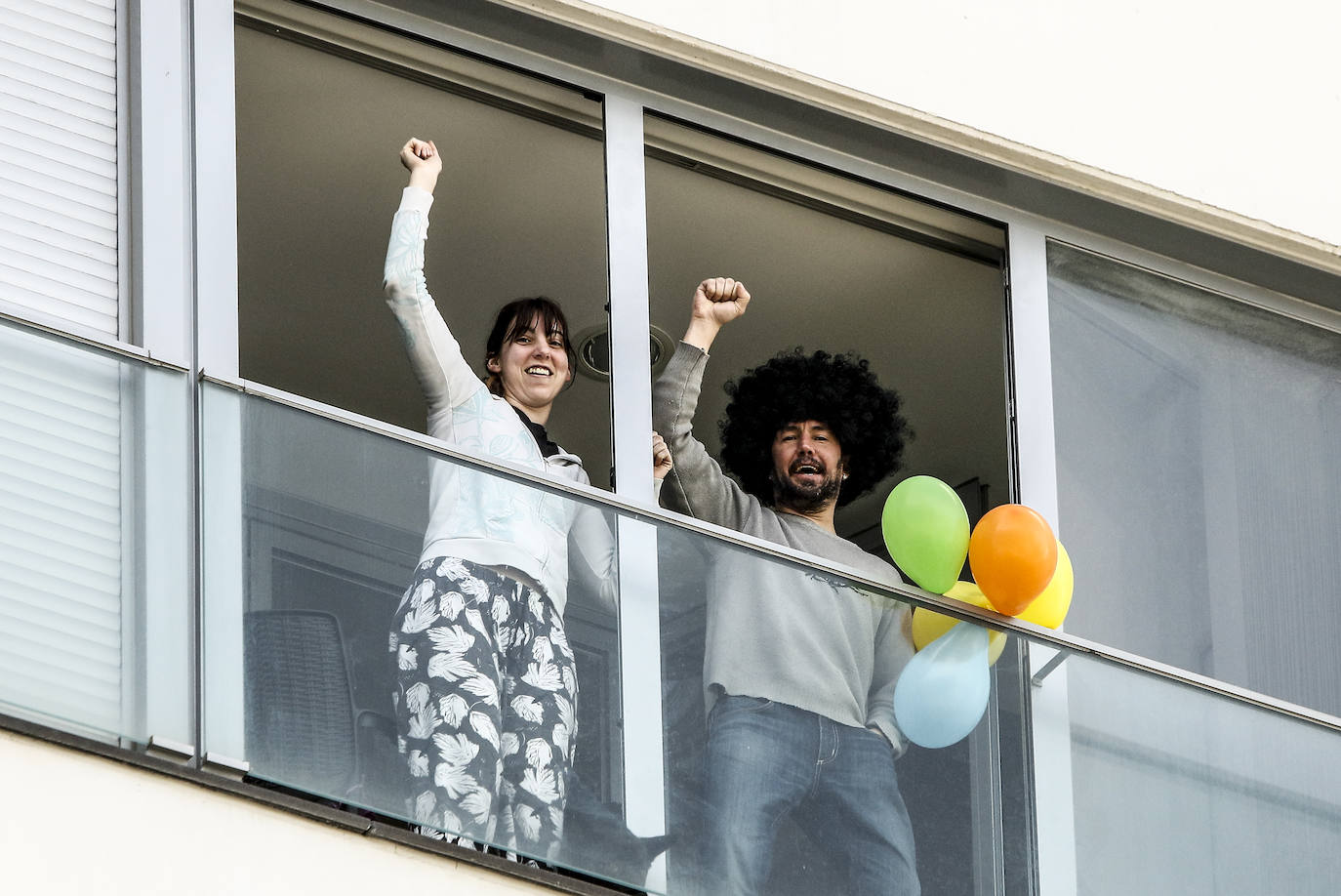 Los vitorianos no pierden la alegría pese al confinamiento y así lo expresan en los balcones.