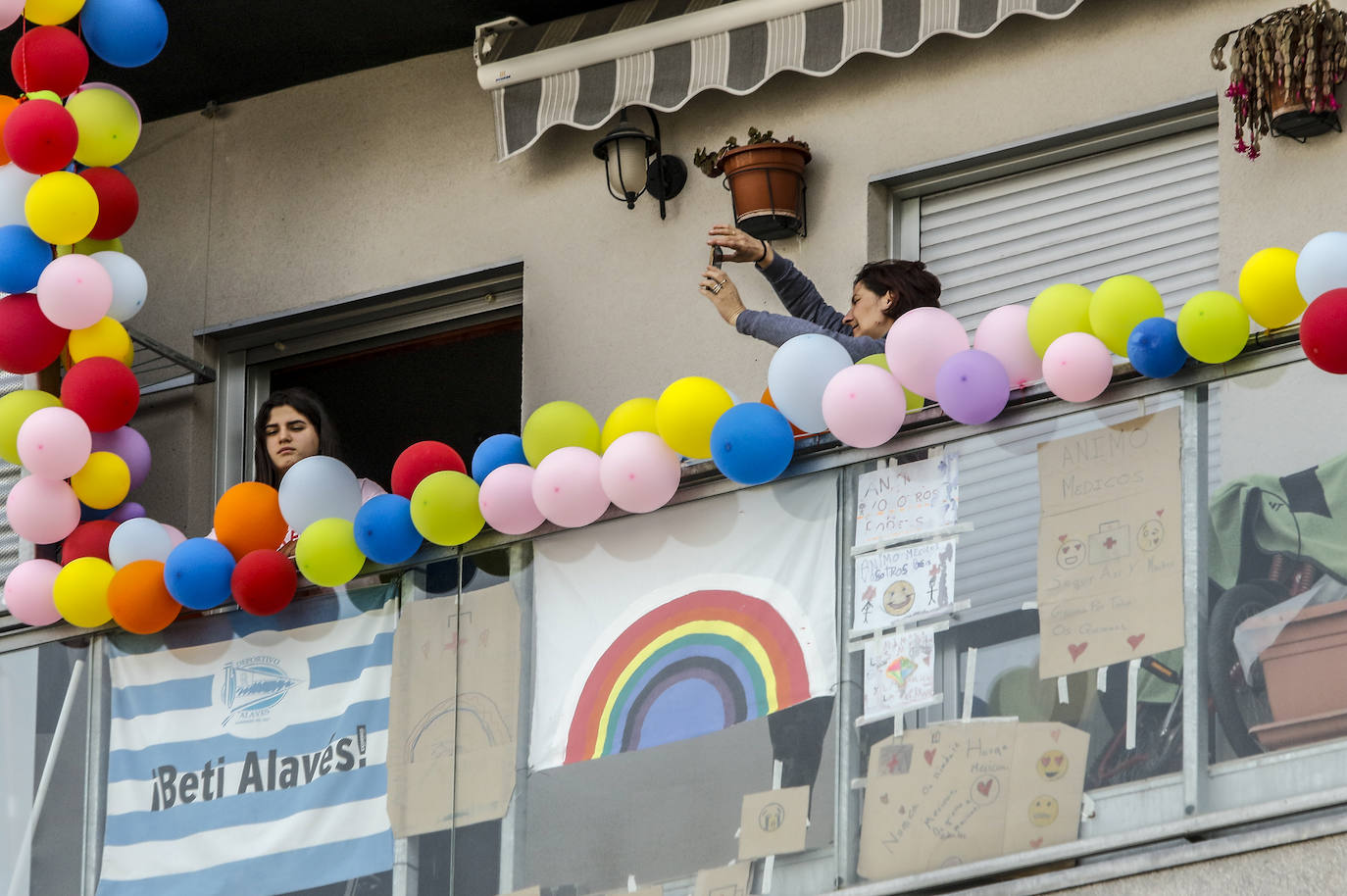 Permanecer más tiempo en casa ha llevado a algunos vitorianos a decorar sus balcones de forma vistosa.