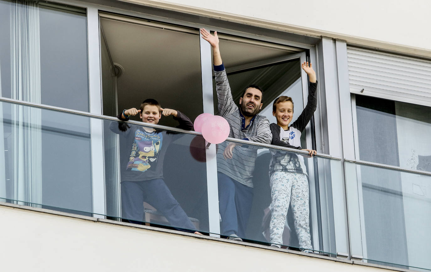 Los balcones han sido un buen lugar para escenificar la celebración del día del padre.