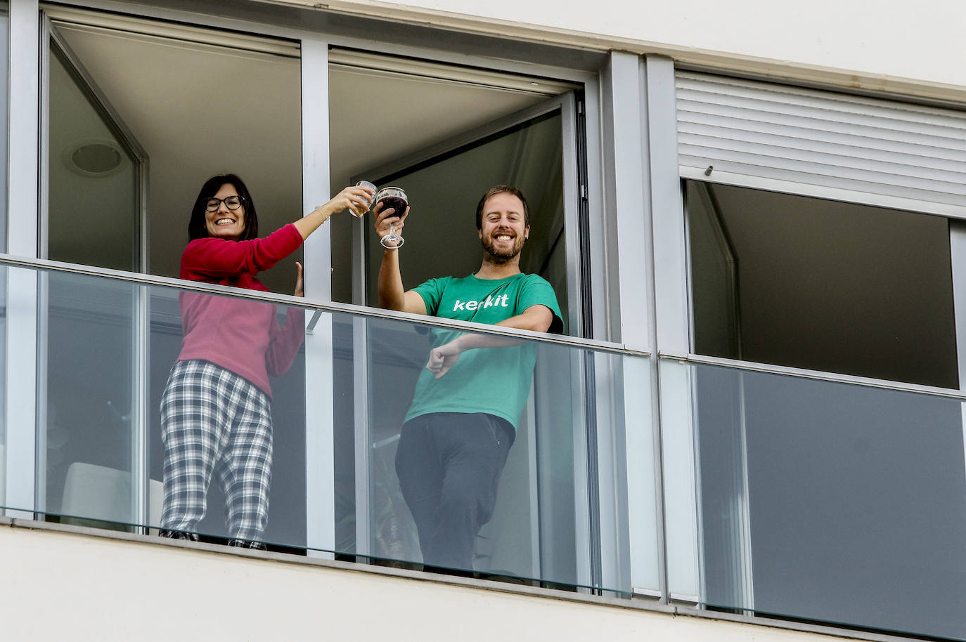 Los vitorianos no pierden la alegría pese al confinamiento y así lo expresan en los balcones.
