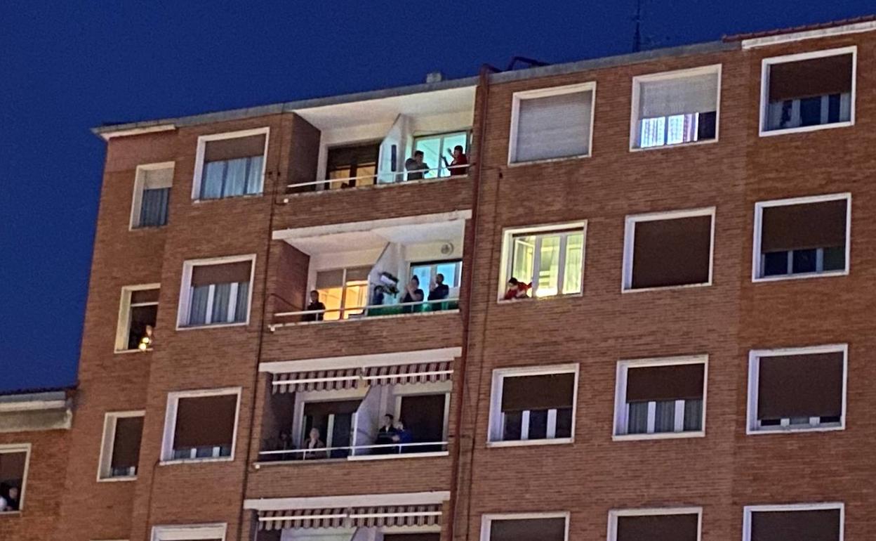 Vecinos de la calle Gorbea aplauden desde sus ventanas. 