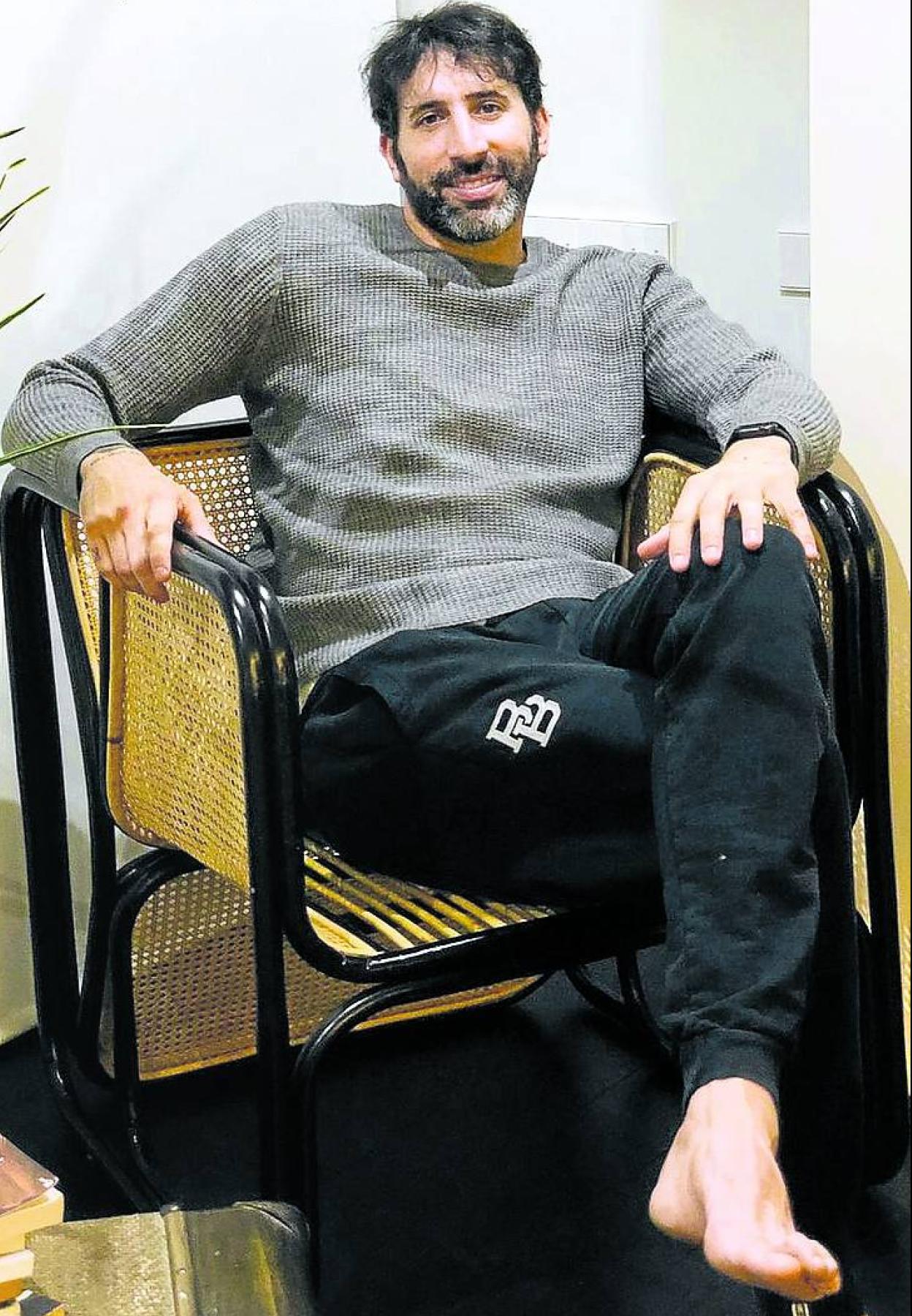 Álex Mumbrú anda descalzo por casa y con ropa deportiva.