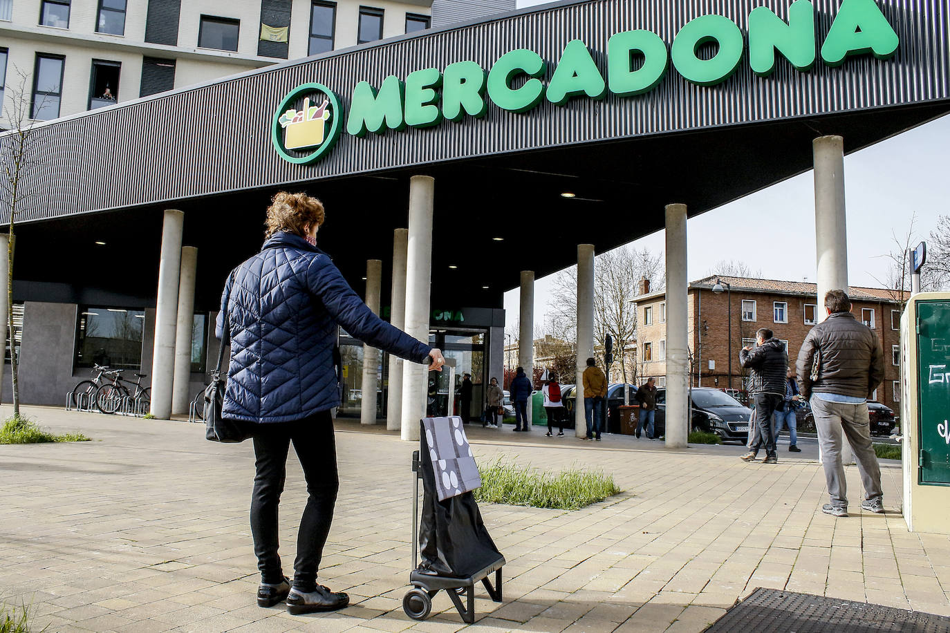 Largas filas para acceder al Mercadona de Olarizu.