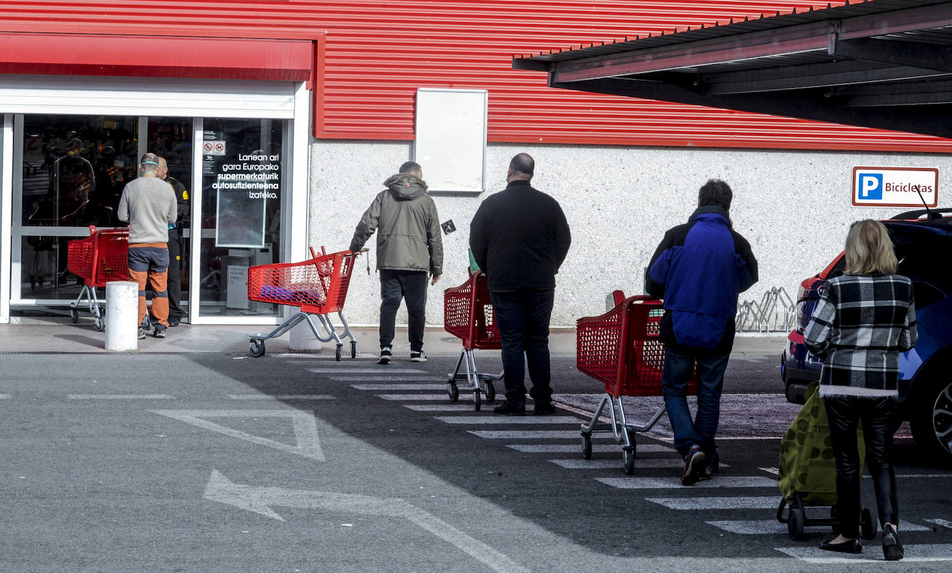 Cada cliente tiene que ponerse guantes y desinfectarlos. Eroski de la Avenida de los Huetos.